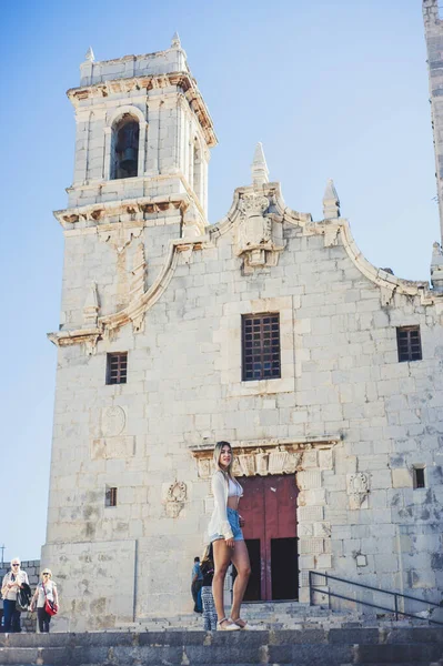 Молодая Латиноамериканка Позирует Перед Святилищем Богоматери Отшельницы Пенисколе Испания — стоковое фото