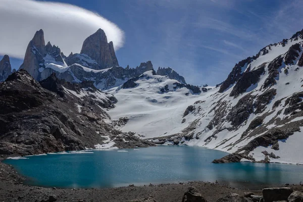 山の風景フィッツロイは 前景に氷河湖と明るい日差しの中で雪に覆われていました アルゼンチンのエル チャルテンパタゴニア — ストック写真