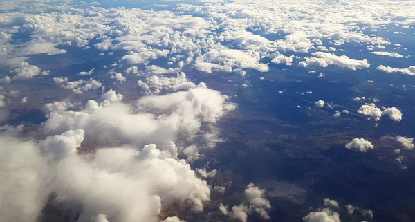 Uma Bela Paisagem Terra Nuvens Brancas Vistas Avião — Fotografia de Stock