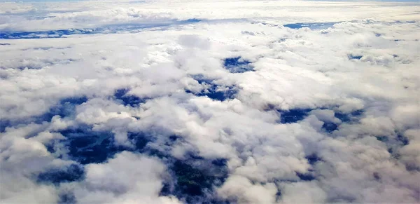 Uma Bela Paisagem Terra Nuvens Brancas Vistas Avião — Fotografia de Stock