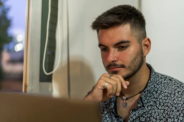 Seorang Pria Muda Eropa Bekerja Pada Laptop Nya — Stok Foto