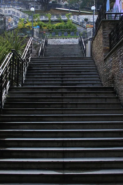 Вертикальный Снимок Длинной Лестницы Двумя Лампами — стоковое фото