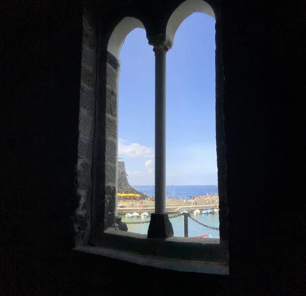 Tiro Vertical Uma Bela Janela Com Vista Para Vernazza Itália — Fotografia de Stock