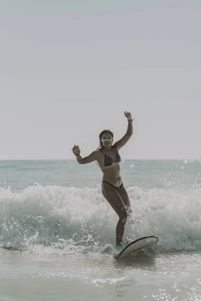 西班牙安达卢西亚 卡迪兹 一个在海浪中冲浪的女人 — 图库照片