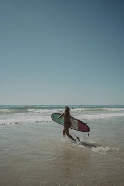 Plano Superficial Una Joven Surfista Playa — Foto de Stock