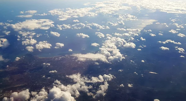 Eine Schöne Landschaft Der Erde Und Der Weißen Wolken Die — Stockfoto