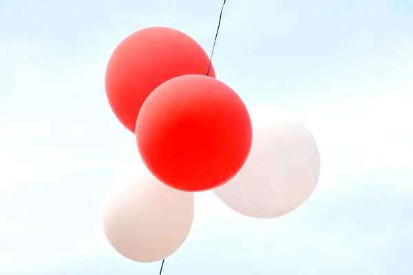 Χαμηλή Γωνία Λήψης Κόκκινων Και Λευκών Μπαλονιών — Φωτογραφία Αρχείου
