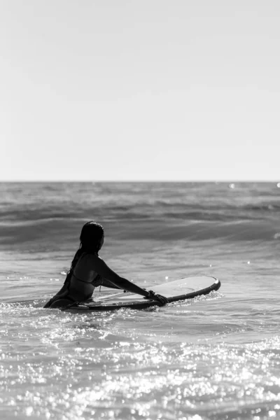 Μια Νεαρή Και Ελκυστική Καυκάσια Γυναίκα Surfing Στο Cadiz Ανδαλουσία — Φωτογραφία Αρχείου