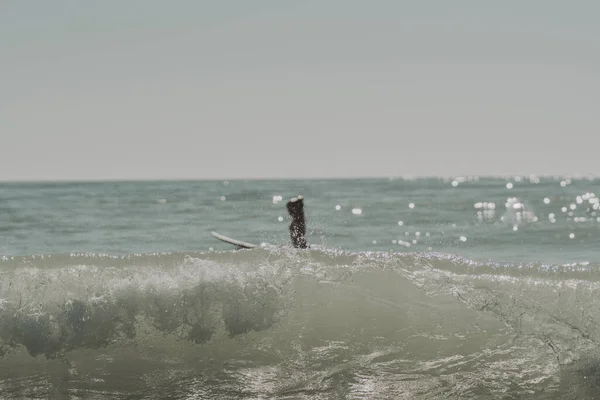 Une Femme Caucasienne Bikini Surfant Sur Une Plage Cadix Andalousie — Photo