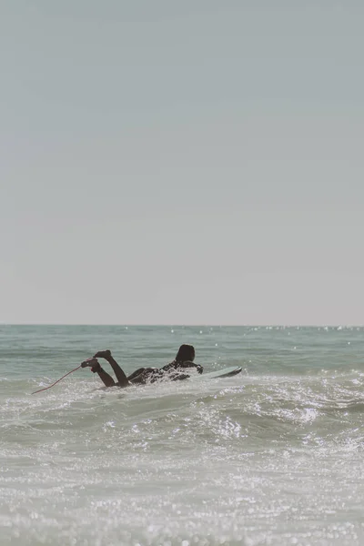 Disparo Vertical Una Hembra Caucásica Surfeando Mar Ondulado —  Fotos de Stock