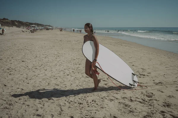 Close Uma Fêmea Com Uma Prancha Surf Uma Praia Areia — Fotografia de Stock