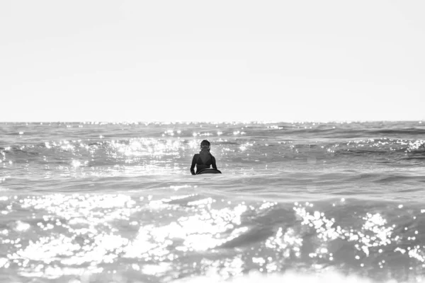 Una Foto Escala Grises Una Hermosa Joven Surfeando — Foto de Stock