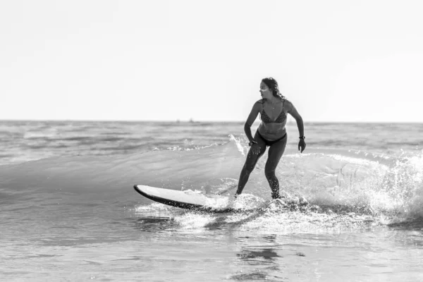 Una Foto Escala Grises Una Hermosa Joven Una Tabla Surf —  Fotos de Stock