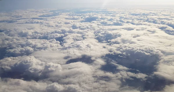 飛行機から見た大地と白い雲の美しい景色 — ストック写真