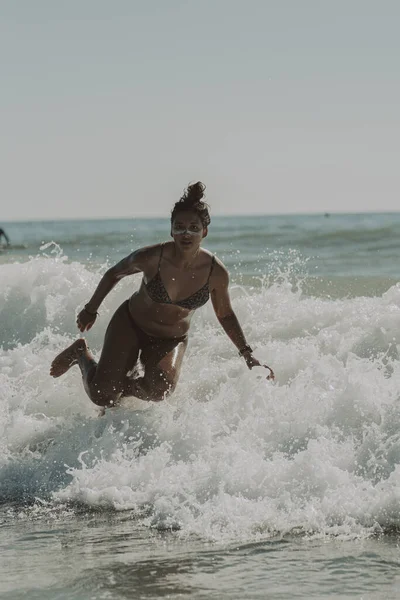 Jovem Atraente Surfe Feminino Caucasiano Cádiz Andaluzia Espanha — Fotografia de Stock