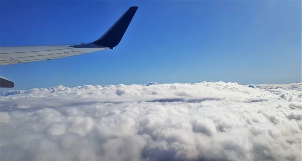 Hermoso Paisaje Ala Avión Volando Sobre Nubes Blancas Esponjosas —  Fotos de Stock