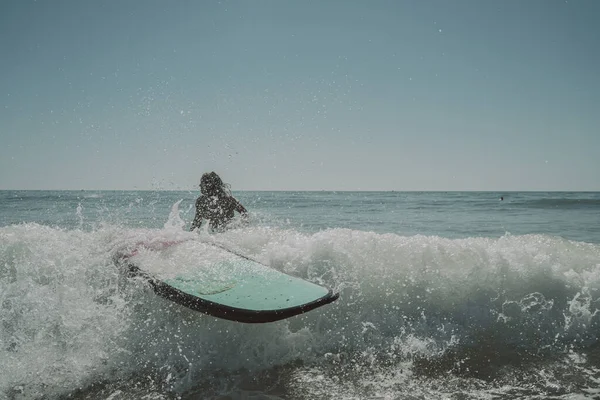 Primer Plano Una Tabla Surf Una Dama Agua — Foto de Stock