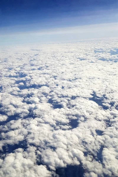 Uma Bela Paisagem Terra Nuvens Brancas Vistas Avião — Fotografia de Stock