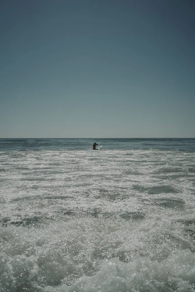 Uma Foto Vertical Oceano Com Águas Agitadas Uma Fêmea Uma — Fotografia de Stock