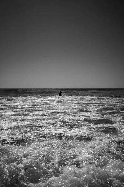 Cliché Échelle Grise Une Femme Surfant Sur Les Vagues Cadix — Photo