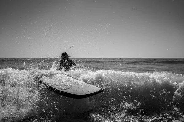 Cadiz Endülüs Spanya Bir Plajda Bikinili Beyaz Bir Kadın Sörf — Stok fotoğraf