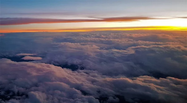 Una Vista Impresionante Hermosas Nubes Blancas Vistas Desde Arriba Atardecer — Foto de Stock