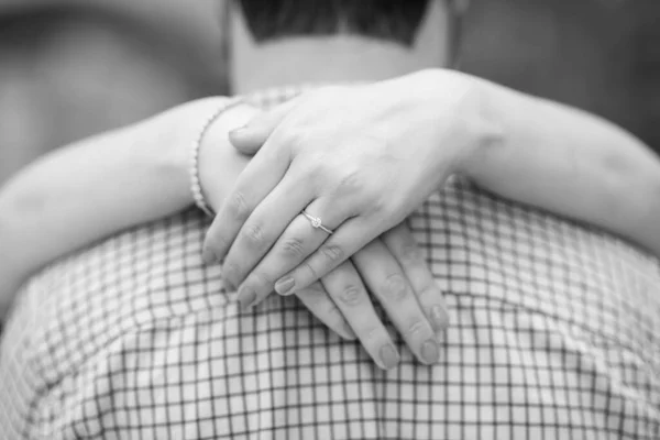 Tiro Tons Cinza Mãos Femininas Abraçando Seu Marido — Fotografia de Stock