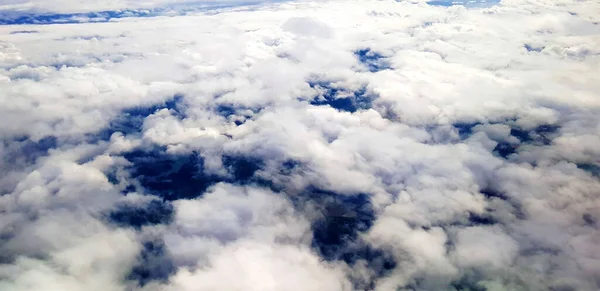 Eine Schöne Landschaft Der Erde Und Der Weißen Wolken Die — Stockfoto