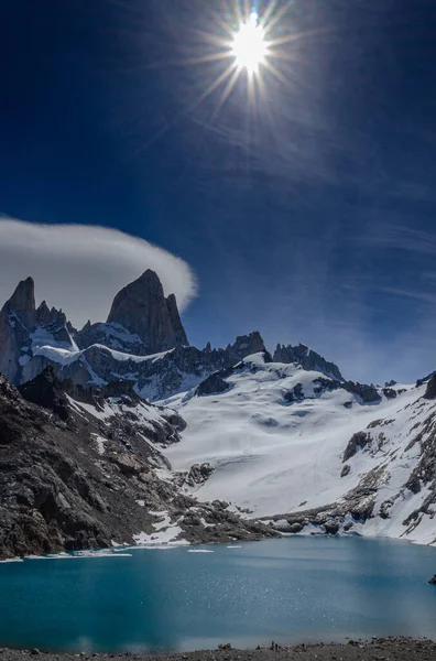 Image Portrait Mont Fitz Roy Recouvert Neige Avec Soleil Éclatant — Photo