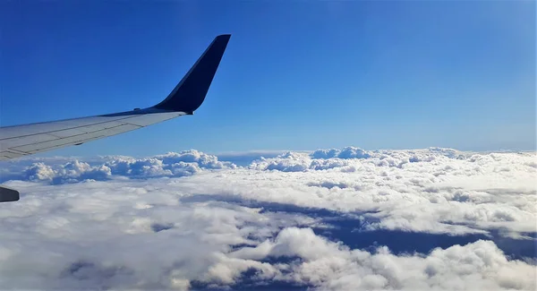 Uma Bela Paisagem Uma Asa Avião Voando Sobre Nuvens Brancas — Fotografia de Stock