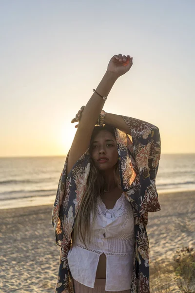 Tiro Vertical Uma Jovem Com Belo Cabelo Comprido Feliz Posando — Fotografia de Stock