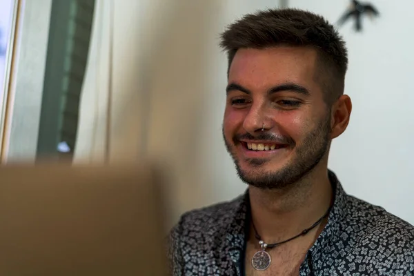 Joven Europeo Trabajando Portátil —  Fotos de Stock