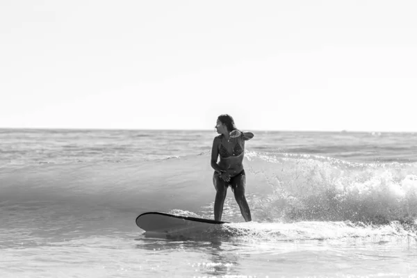 Uma Foto Tons Cinza Uma Bela Jovem Uma Prancha Surf — Fotografia de Stock
