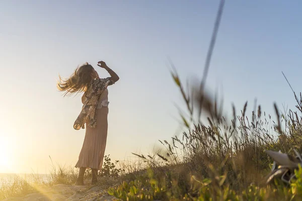 Krásná Běloška Pózující Venku Při Západu Slunce — Stock fotografie