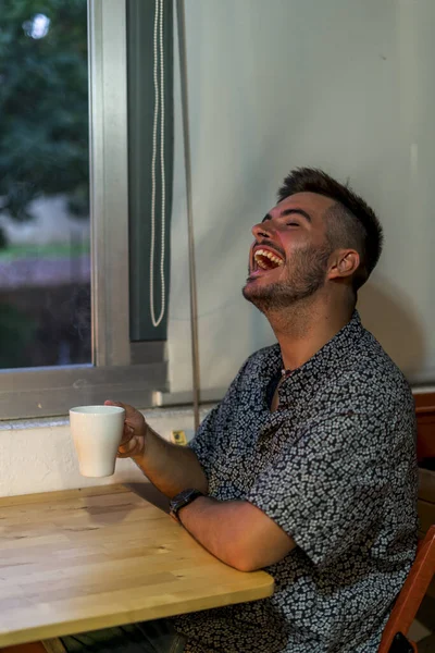 Una Toma Vertical Hombre Europeo Bebiendo Caliente Casa — Foto de Stock