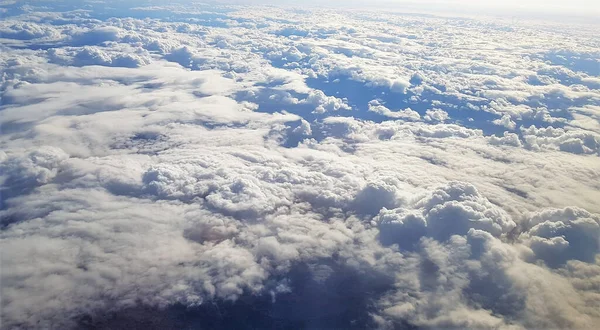Dünyanın Güzel Bir Manzarası Bir Uçaktan Görülen Beyaz Bulutlar — Stok fotoğraf