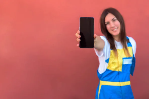 Akıllı Telefonuyla Kameraya Poz Veren Genç Bir Kadının Yakın Plan — Stok fotoğraf