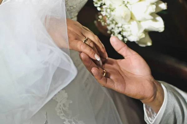 Handen Van Bruid Bruidegom Die Elkaar Zachtjes Aanraken — Stockfoto