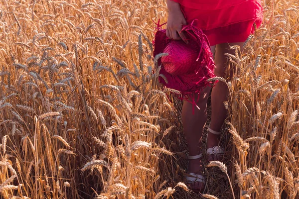 Ung Hona Vacker Röd Klänning Njuter Soligt Väder Ett Vetefält — Stockfoto
