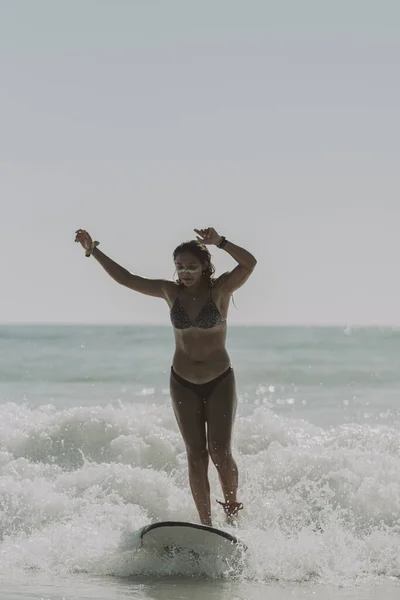西班牙安达卢西亚卡迪兹海滩 一名身穿比基尼冲浪的白人妇女 — 图库照片