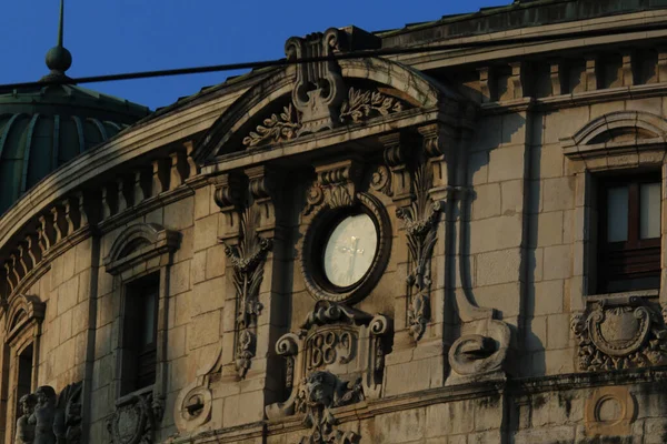 Uma Foto Hipnotizante Belo Edifício Sob Céu Azul — Fotografia de Stock