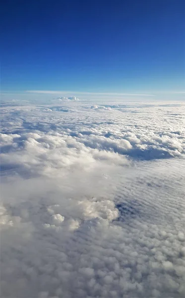 Uma Bela Paisagem Terra Nuvens Brancas Vistas Avião — Fotografia de Stock