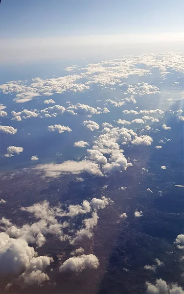 Gyönyörű Táj Föld Fehér Felhők Látható Sík — Stock Fotó