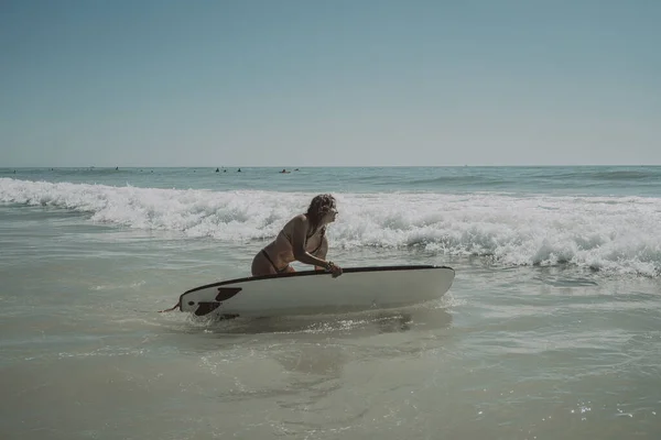 Ένα Θηλυκό Surfing Στα Κύματα Στο Cadiz Ανδαλουσία Ισπανία — Φωτογραφία Αρχείου