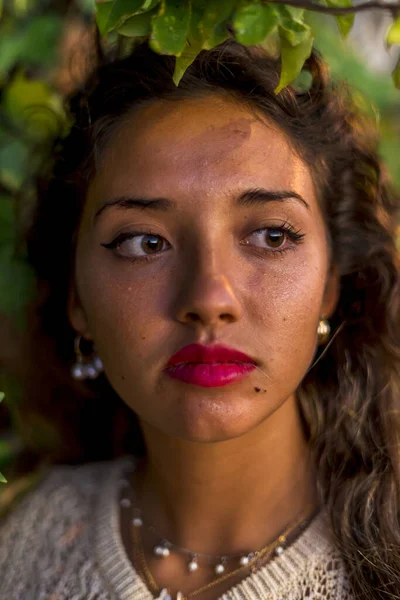 Genç Bir Melez Kadının Yüzeysel Odak Noktası — Stok fotoğraf