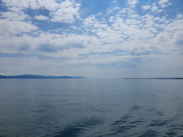 Eine Schöne Weitwinkelaufnahme Der Seenlandschaft Mit Wolkenlandschaft — Stockfoto