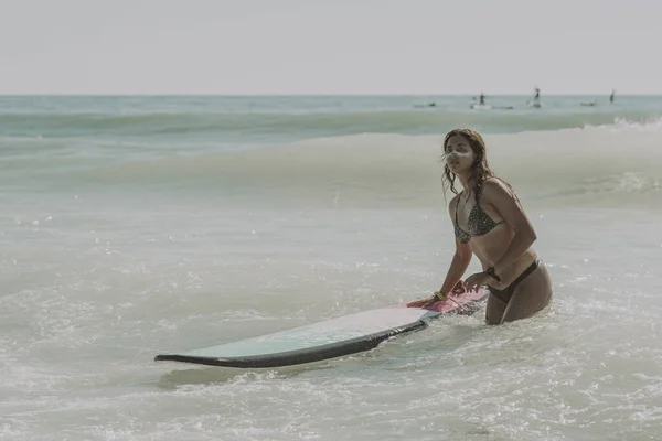 Mulher Caucasiana Biquíni Com Protetor Solar Branco Rosto Surfando Uma — Fotografia de Stock