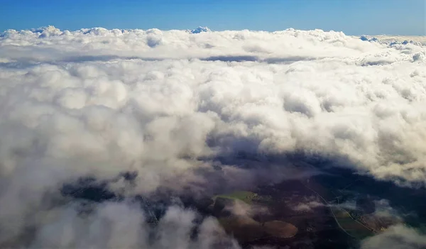 飛行機から見た大地と白い雲の美しい景色 — ストック写真