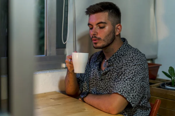 Hombre Europeo Bebiendo Caliente Casa — Foto de Stock
