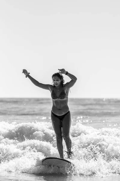 Una Foto Scala Grigi Una Bella Ragazza Surf Acqua — Foto Stock